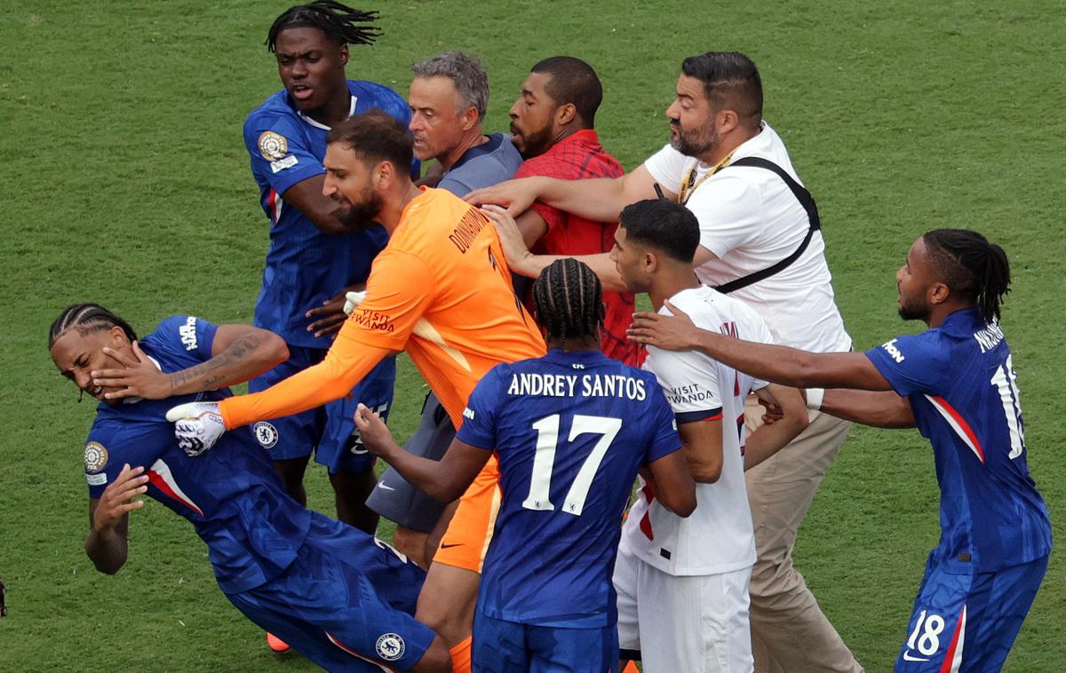Kaos Chelsea PSG | Joao Pedro je tako padel na tla, ko sta z njim obračunala trener Luis Enrique in vratar Gianluigi Donnarumma. | Foto Reuters