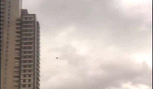 Saj ni res: kavča so se znebili, vrgli so ga kar čez balkon #video