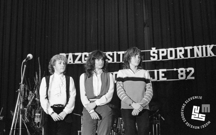 Fotografija s prireditve Športnik leta 1982 – od leve proti desni so smučarke Nuša Tomlje, Anja Zavadlav in Andreja Leskovšek.  | Foto: Nace Bizilj, hrani Muzej novejše zgodovine Slovenije