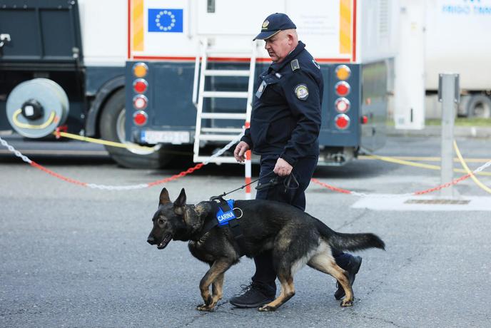 Slovenka na mejo prišla s tremi otroki, 22 kilogrami kokaina in pištolama