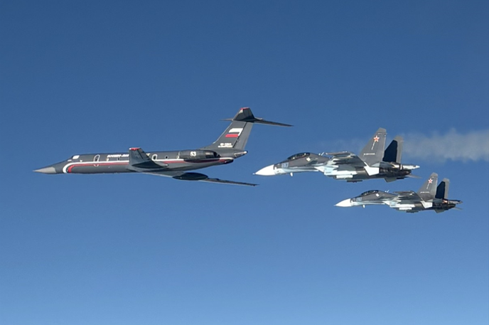 Črni biser Tu-134A-4 | Črni biser, ki ga spremljata dva ruska lovca Su-30. | Foto posnetek zaslona/Nato/@GuyPlopsky/X