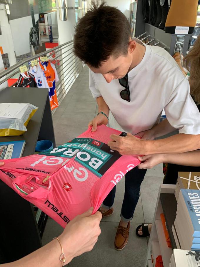 Jai Hundley, zmagovalec Dirke po Italiji 2022, med podpisovanjem svoje rožnate majice | Foto: arhiv Muzeja Ghisallo