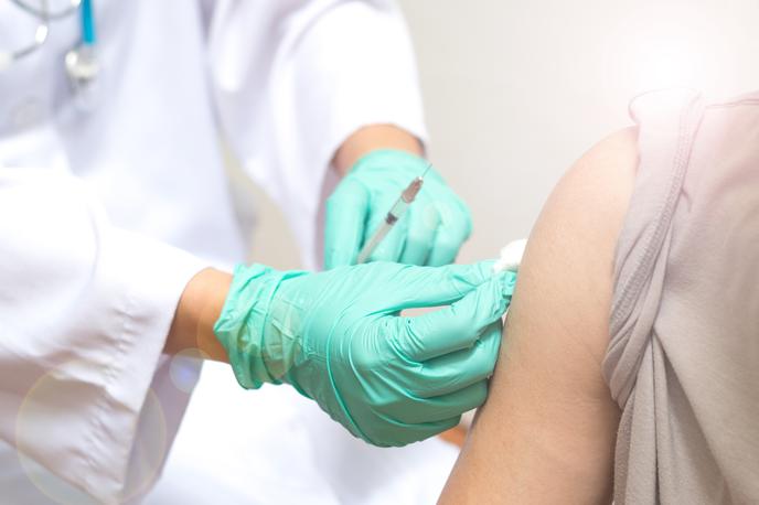 cepljenje | Delež tistih, ki bi se cepili proti novemu koronavirusu, upada. | Foto Getty Images
