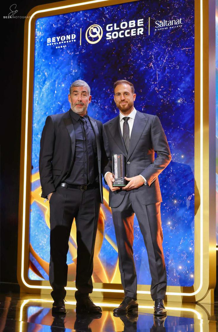 Miha Mlakar in Jan Oblak na zmagovalnem odru v Dubaju, kjer je Škofjeločan prejel priznanje za najboljšo obrambo sezone v la ligi. | Foto: Ahmed Saeed se3aphotography