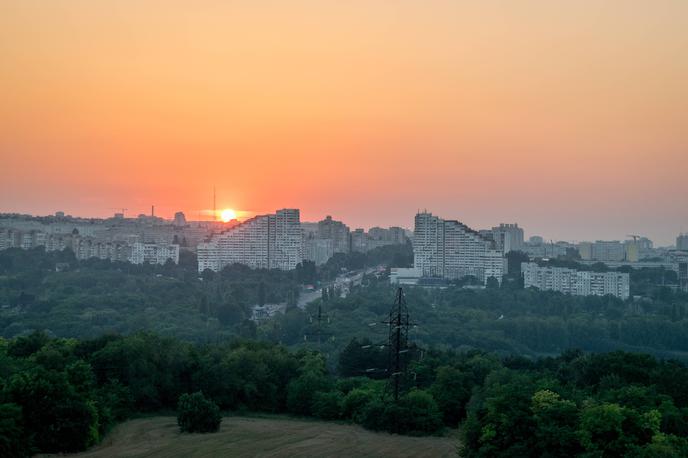 Kišinjev | Moldavija je 2,5-milijonska država brez prave vojske, ki se mora braniti pred ruskim vpletanjem. Prav pritisk Rusije naj bi bil glavni razlog, da obstajajo želje po združitvi Moldavije z Romunijo. Na fotografiji: moldavsko glavno mesto Kišinjev. | Foto Guliverimage