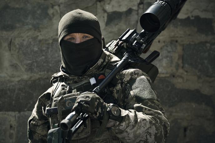 Ukrajinski ostrostrelec v bližini Bahmuta | Vojni v Ukrajini, ki se je začela 24. februarja 2022, za zdaj še ni videti konca. | Foto Guliverimage