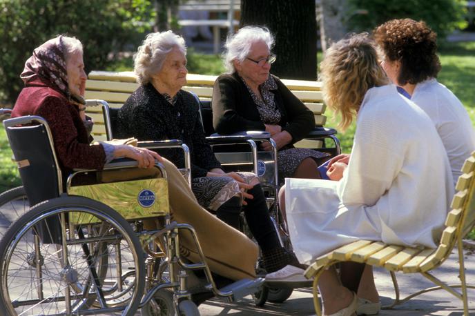 upokojenci | Zaradi preobremenjenosti in kadrovske krize so stanovalci v domovih za starejše prikrajšani že pri osnovnih življenjskih aktivnostih, kot je pomoč pri dvigovanju na invalidski voziček, osebni higieni in prehranjevanju.