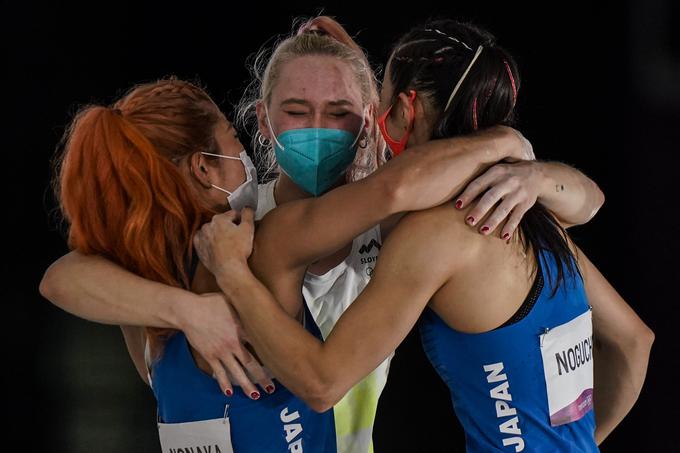 Garnbretova v objemu Japonk Miho Nonaka in Akiyo Noguči po osvojitvi olimpijskega zlata v Tokiu. | Foto: Guliverimage