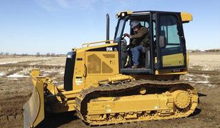 Razjarjen sosed z buldožerjem podrl več hiš