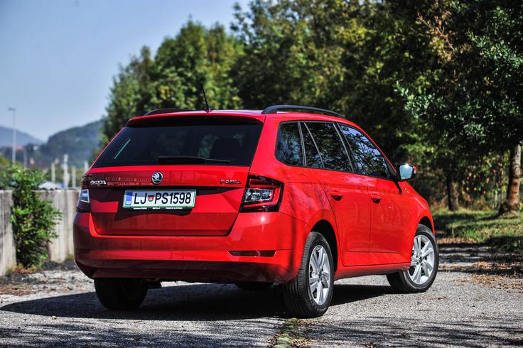 Na serijskih 15-palčnih litih platiščih je fabia 135 milimetrov dvignjena od tal.
 | Foto: Gašper Pirman