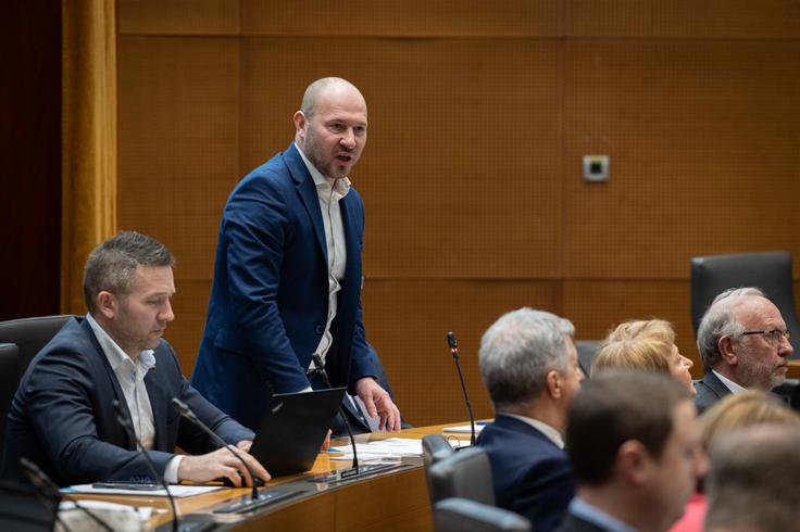 Poslanec in predsednik NSi Jernej Vrtovec je vladi in premierju Golobu očital, da je vlada v poslovnem okolju ustvarila kaos. | Foto: Bor Slana/STA