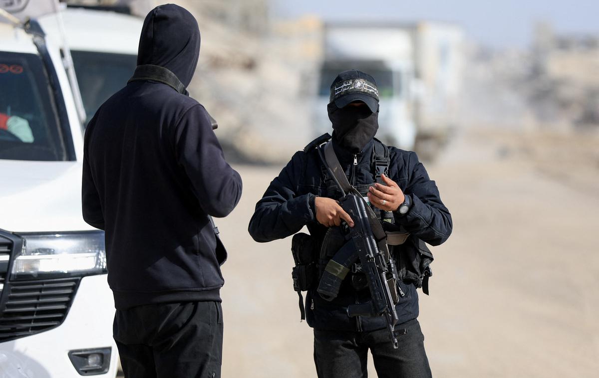 Hamas | V okviru prve faze sporazuma se je izraelska vojska že umaknila do t. i. rumene črte v Gazi, Hamas pa je izpustil vse še žive izraelske talce, z izjemo enega je izročil tudi posmrtne ostanke mrtvih talcev. | Foto Reuters