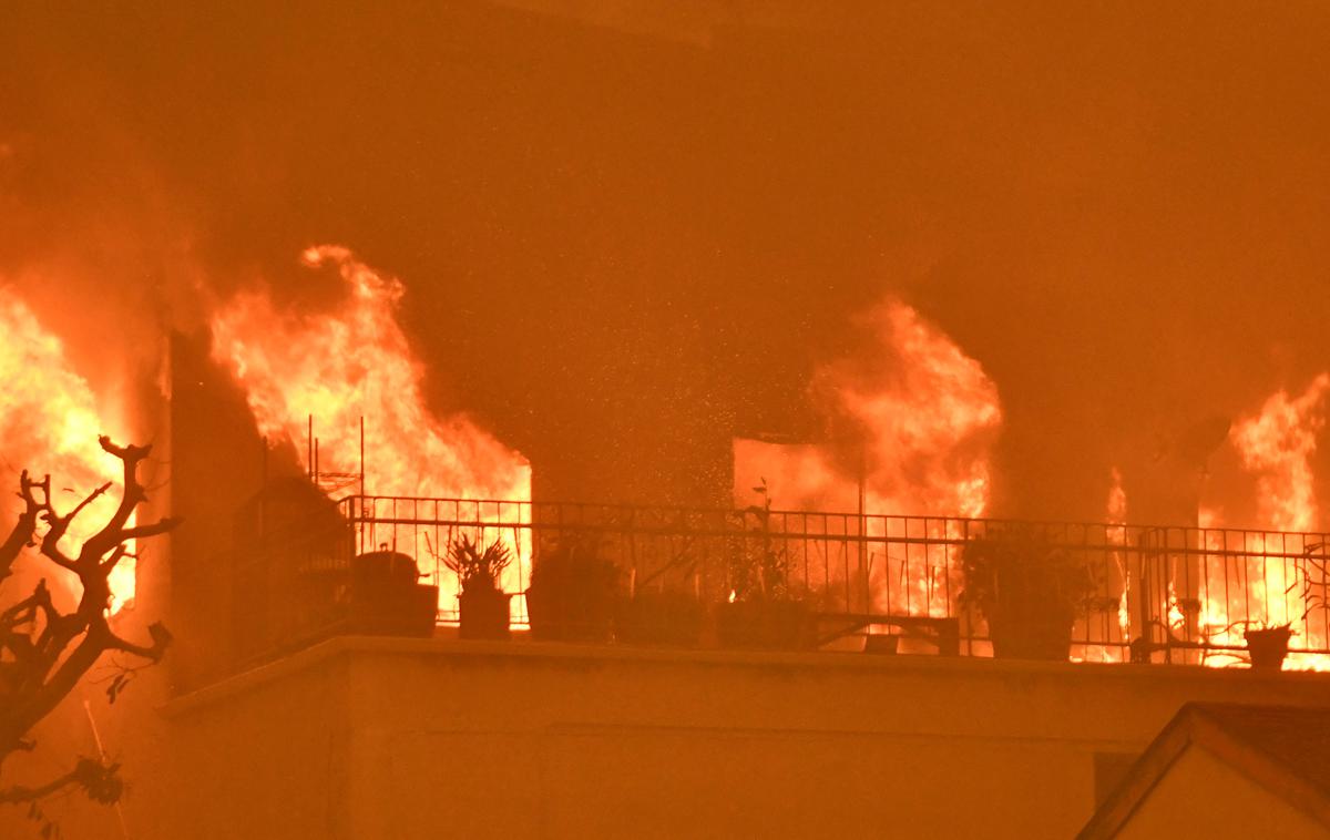 Požar Kalifornija | Požar je prišel do Paradisa tako hitro, da so gasilci lahko le pomagali pri nenadni evakuaciji, z gašenjem pa se niso imeli časa ukvarjati, saj je šlo za reševanje golih življenj. | Foto Reuters