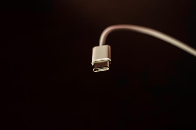 Organizacija USB Implementers Forum tehnologijo, ki jo prinaša prenovljen kabel USB, imenuje EPR oziroma "Extended Power Range" (povečan obseg moči, če prevedemo dobesedno).  | Foto: Unsplash
