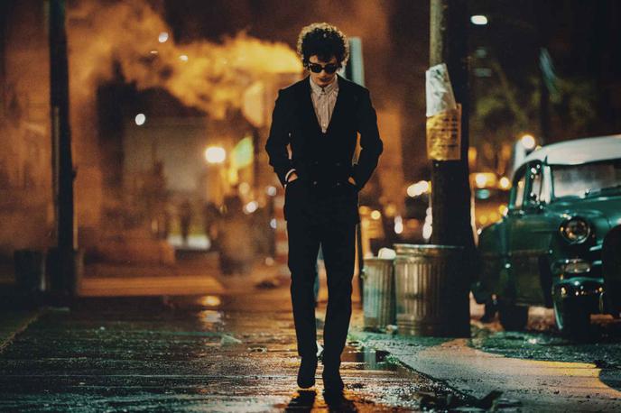 Bob Dylan Popolni neznanec | Timothée Chalamet si povsem zasluži nominacijo za oskarja, saj povsem usvoji Dylanovo podobo, gibe in glas. Žal mu scenarij ne ponudi dovolj. | Foto Blitz Film & Video Distribution