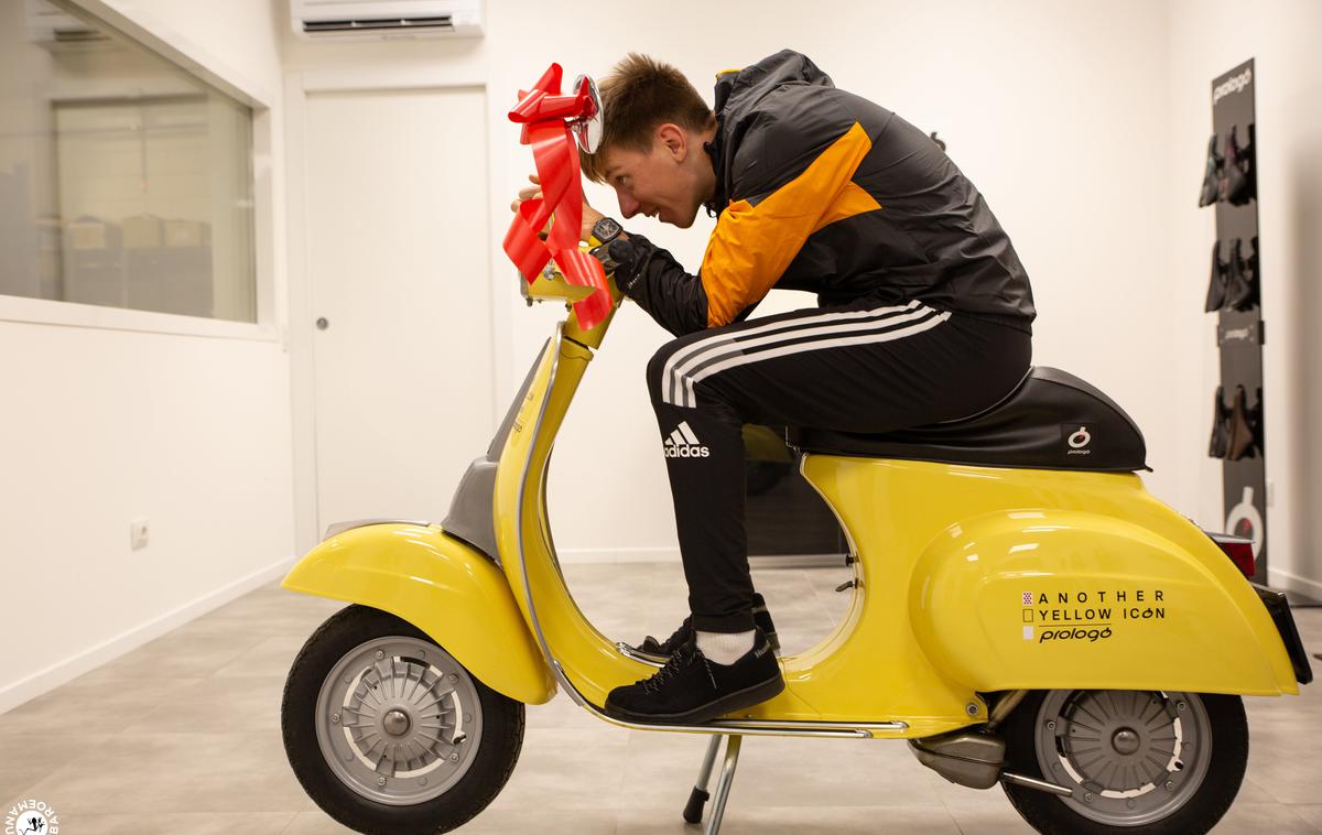 Pogačar vespa | Po prvih dveh zmagah na Dirki po Franciji je Tadej Pogačar od Prologa, tehničnega partnerja ekipe UAE, prejel to obnovljeno vespo 50 speciale v prepoznavni rumeni barvi. | Foto Prologo