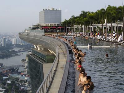 Marina Bay Sands v Singapurju ima futurističen izgled: na njej lahko plujete po nebu