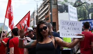 Več tisoč protestnikov pred poslopjem srbske vlade #foto