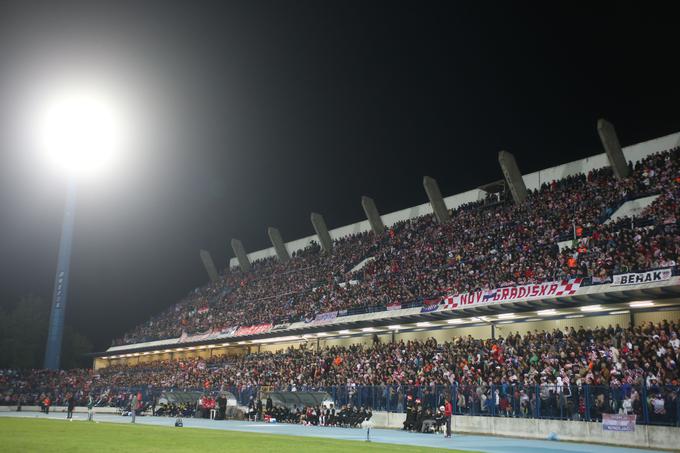 Gradski vrt, osrednji nogometni objekt v Osijeku, bo kmalu le še preteklost. Že v prihodnjem letu se napoveduje selitev NK Osijek v mestno četrt Pampas, kjer se gradi nov stadion. Bo veliko bolj udoben, hkrati pa bo imel tudi streho, katero tako pogrešajo ljubitelji nogometa na zdajšnjem objektu, ki sicer sprejme več kot 15 tisoč gledalcev in je na tekmah hrvaške reprezentance vedno poln do zadnjega kotička. | Foto: Reuters