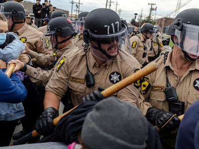 Sodnik ukazal izpustitev več sto pridržanih med racijami proti priseljencem v Illinoisu