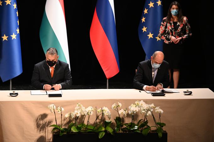 Janez Janša in Viktor Orban sta danes v Lendavi podpisala sporazum o sodelovanju pri gospodarskem in družbenem razvoju narodnostno mešanega območja na obeh straneh slovensko-madžarske meje. | Foto: Vlada RS