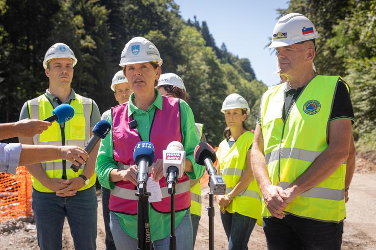 Ministrica za infrastrukturo Alenka Bratušek si je na Gorenjskem ob drugi obletnici ujme ogledala rekonstrukcije državne cestne infrastrukture na relacijah Sorica, Gorenja vas-Todraž ter Trebija-Sovodenj. | Foto: STA