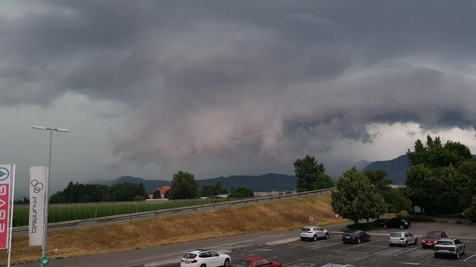 Toča se približuje Štajerski, nevihtni oblaki se zgrinjajo nad Žalcem. | Foto: Matic Tomšič
