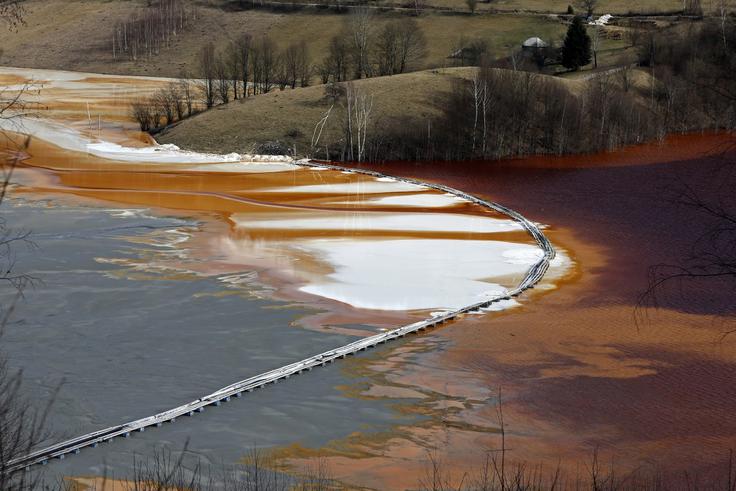 Jezero, ki prekriva nekdanjo vas Geamana, v Romuniji danes velja za vedno večjo okoljsko katastrofo. Njegova gladina namreč še vedno narašča, vplivi onesnaženja pa se že širijo tudi iz doline, v kateri je.  | Foto: Reuters