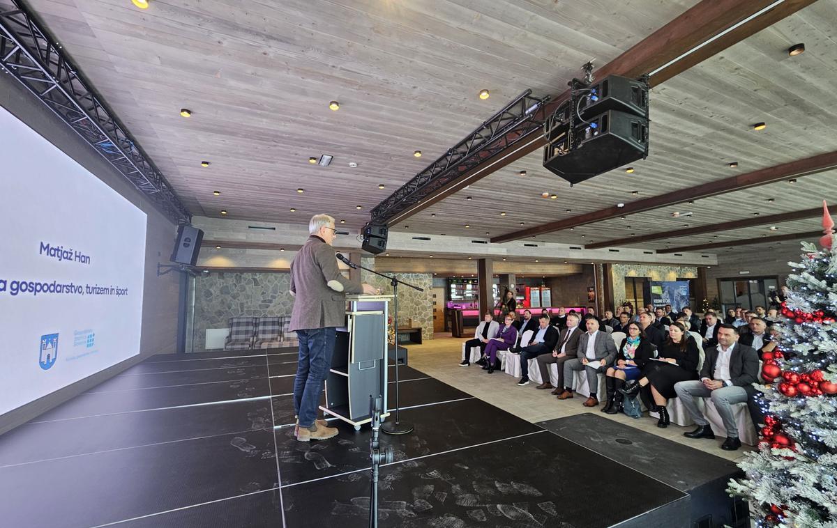 Matjaž Han | O industriji prihodnosti, zeleni preobrazbi in izzivih je na forumu spregovoril glavni direktor Sij Metala Ravne Jernej Močnik. Povedal je, da so v težkem obdobju in da ne pomnijo v kosu treh let skupaj tako zahtevnega obdobja. Dejal je, da pričakujejo aktivacijo stalne sheme skrajšanega delovnega časa, da bodo lahko ohranili delovna mesta. "To bo zelo hitro," pa je v izjavi medijem glede aktivacije sheme dejal minister Han. | Foto STA