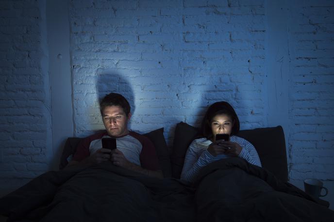 Mobilni telefon, mobitel, par, postelja | Moški iz Varaždina je prisluškoval partnerici, posnetke pogovorov pa kasneje pred državnim organom uporabil v postopku proti njej. | Foto Getty Images