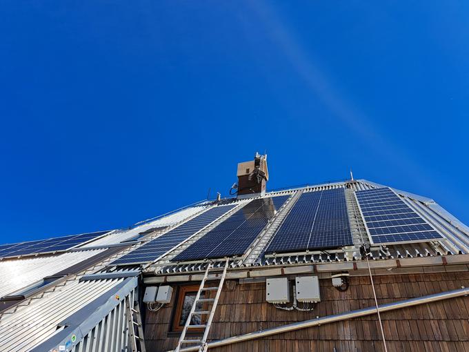 Prenovljena sončna elektrarna ima boljši izkoristek in tako med drugim zmanjšuje odvisnost od drugih virov energije in okoljski vpliv priljubljene visokogorske postojanke. | Foto: PD Ljubljana-Matica