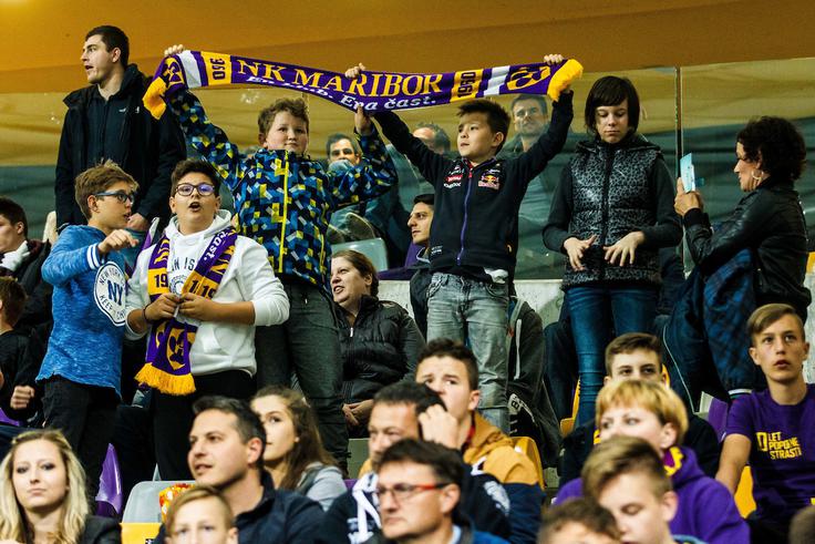 Maribor Gorica Slavje Navijači Maribora bodo "kanti" v rokah kapetana Tavaresa in njegovih soigralcev zaploskali 27. maja, ko bodo vijolice odigrali tekmo zadnjega kroga proti Krškemu. | Foto: Grega Valančič/Sportida