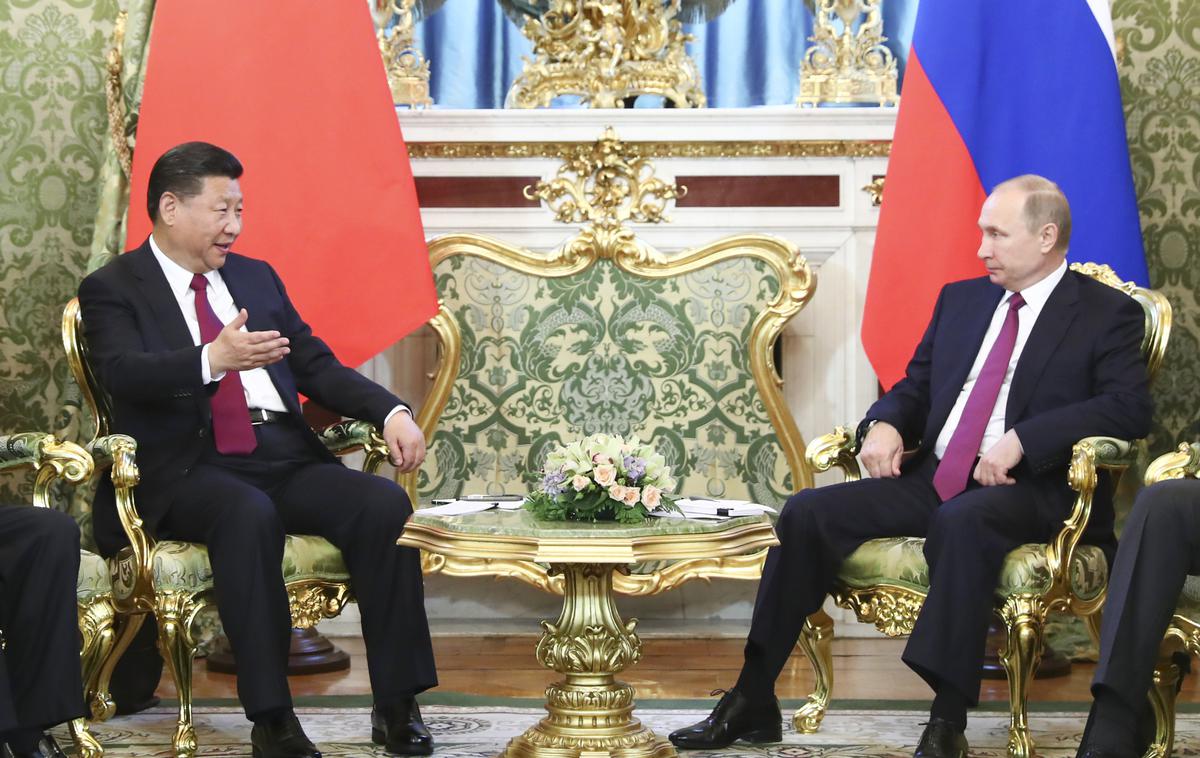 Ši Džinping in Vladimir Putin | Kitajska, ki jo vodi Ši Džinping, velja za največjega zaveznika Putinove Rusije. Številni so prepričani, da prav kitajska tiha podpora omogoča rusko nadaljevanje vojne proti Ukrajini. Po drugi strani pa znani ruski ekonomist Oleg Vjugin svari, da rusko podrejanje Kitajski dolgoročno škoduje ruski suverenosti. | Foto Guliverimage