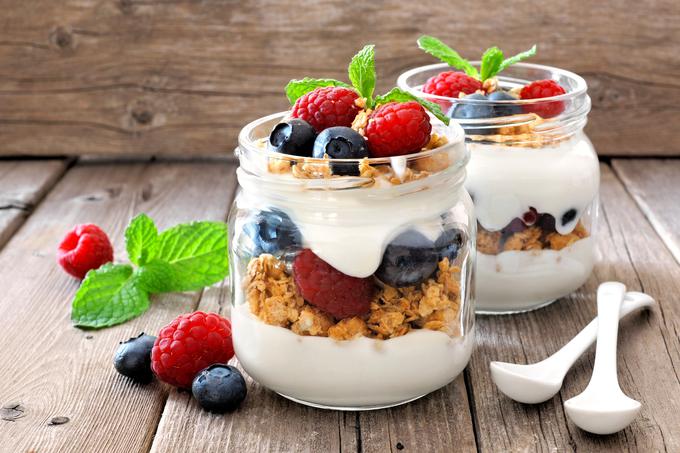 Če ste vedno v stiski s časom, pred odhodom od doma zmešajte jogurt s sadjem in žitaricami, obrok pa pojejte na poti ali kasneje v službi oziroma šoli. | Foto: Getty Images