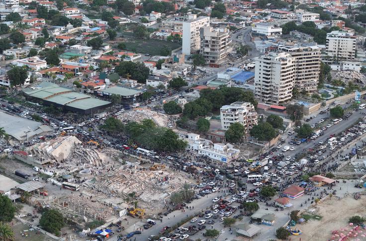 Čeprav reševalci iz Venezuele in tujine nadaljujejo iskanje in reševanje, je upanja, da bodo pod ruševinami še našli koga živega, iz ure v uro manj. | Foto: Reuters