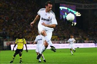 Metzelder spet k Schalkeju 04