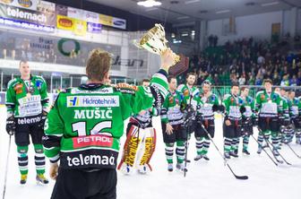 Olimpija pričakovano in brez pretiranega veselja dvignila pokal