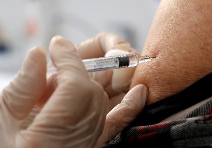 Delež cepljenih proti gripi se je v sezoni 2018/2019 v primerjavi s predhodno sezono povišal. Proti gripi se je cepilo 4,5 odstotka slovenskega prebivalstva, v predhodni sezoni pa 4,1 odstotka prebivalstva, navajajo na NIJZ. | Foto: Reuters