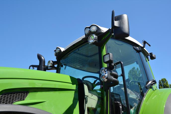 V delovni nesreči s traktorjem umrl 18-letnik