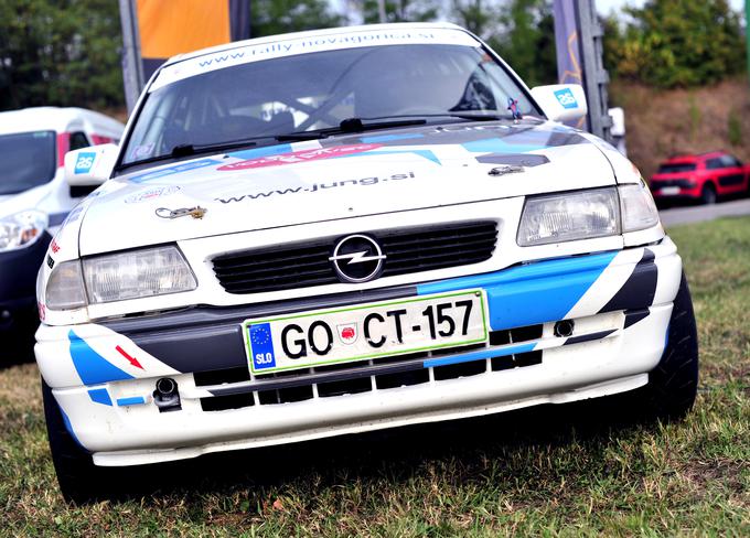 Že od leta 1989 je Komel večinoma dirkal z Oplovimi dirkalniki. Leta 1994 je začel voziti opel oziroma vauxhall astro, s katero je aktiven tudi v letošnji sezoni.  | Foto: Gregor Pavšič