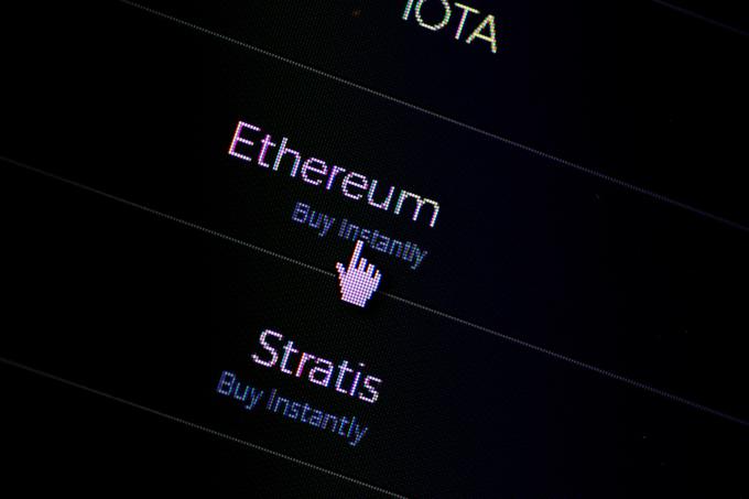 Ethereum je ena od dveh kriptovalut, ki jo uporabniki storitve za brezgotovinsko plačevanje prek mobilnih telefonov Moneta kupijo in plačajo kar s svojim mobilnim telefonom. | Foto: Reuters