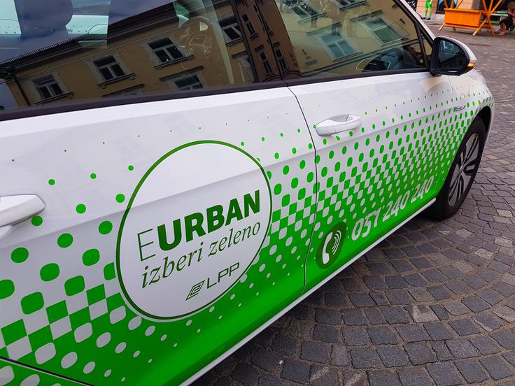 Plačilo za potovanje bo mogoče poravnati z urbano ali mobilnim telefonom. | Foto: Jure Gregorčič