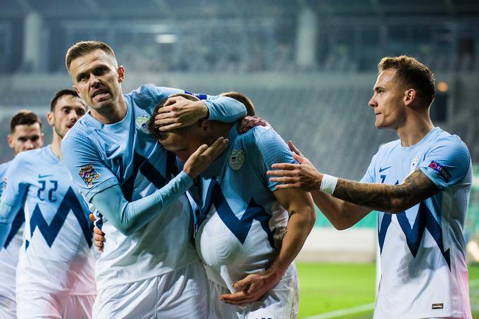 Josip Iličić je velikemu prijatelju in celotni reprezentanci takoj po zmagi nad Kazahstanom čestital za preboj na Euro 2024. | Foto: Grega Valančič / Sportida