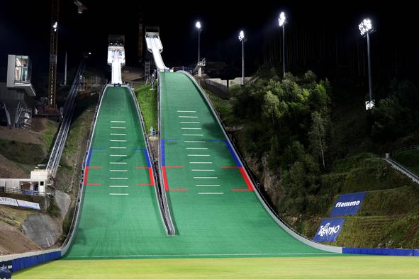 Po padcih na olimpijski generalki v Predazzu že v sredo spremembe pravil