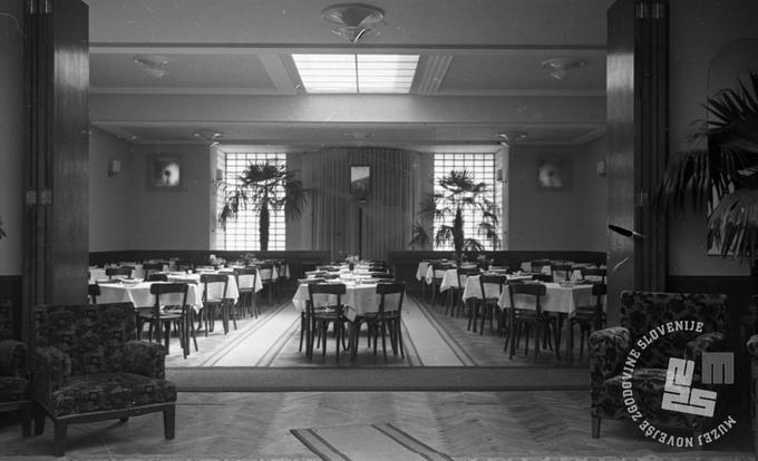 Notranjost Hotela Slon, Ljubljana, avgust 1947. | Foto: Leon Jere, hrani: MNZS