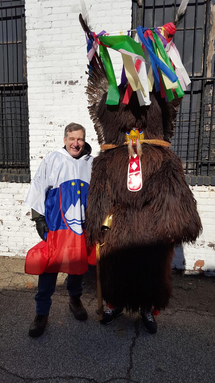 Tom s kurentom na kurentovanju v Clevelandu. Če ni kakšnih snežnih neurij, se na prireditvi zbere več tisoč ljudi, pripoveduje Tom. | Foto: Osebni arhiv