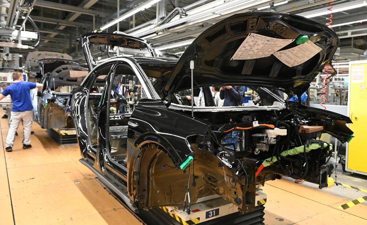 Če želi Evropski komisija zakon implementirati, se morajo z njim strinjati vse članice. To pa zna biti največja težava, saj so nekatere države ekonomsko zelo odvisne od avtomobilske industrije. | Foto: Reuters