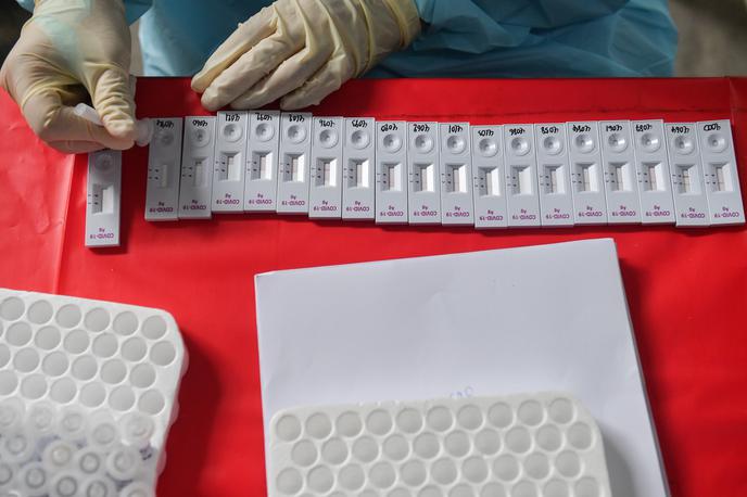 covid | V četrtek so v Sloveniji opravili 5.471 PCR-testov in z njimi potrdili 941 okužb z novim koronavirusom. | Foto Reuters