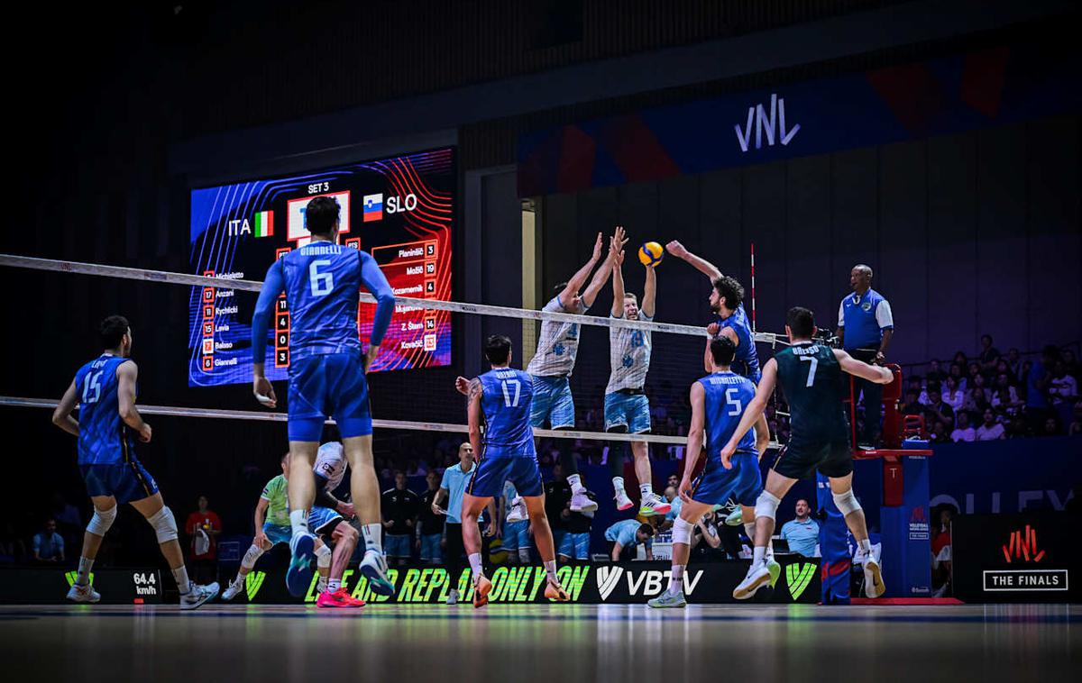 slovenska odbojkarska reprezentanca : Italija, polfinale lige narodov | Slovenski odbojkarji so v polfinalu lige narodov z 1:3 izgubili proti favoriziranim Italijanom. V nedeljo bodo igrali za tretje mesto. | Foto VolleyballWorld