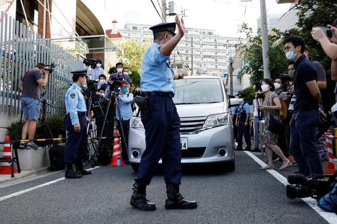 Prizor izpred poljskega veleposlaništva v Tokiu, kjer je preživela zadnja dneva. | Foto: Reuters